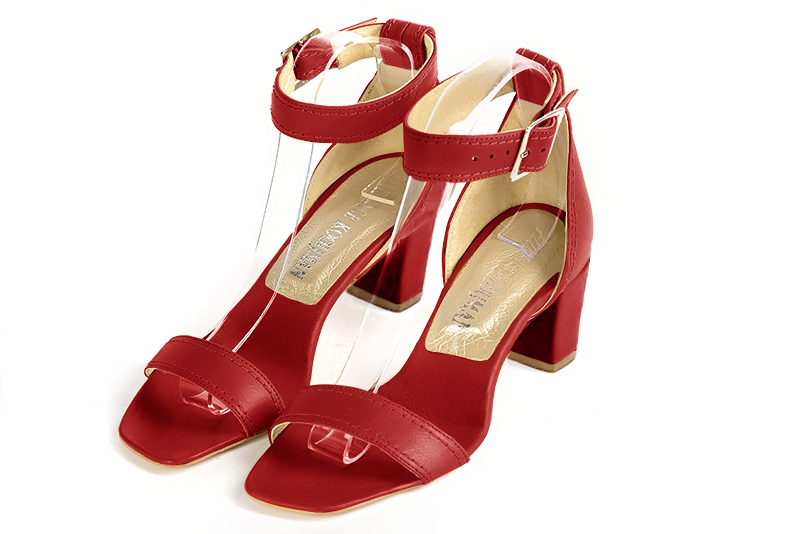 Scarlet red women's closed back sandals, with a strap around the ankle. Square toe. Medium block heels. Front view - Florence KOOIJMAN